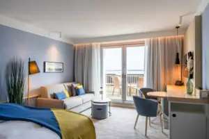 Zimmer Ein Zimmer mit einem Bett und einem Sofa.