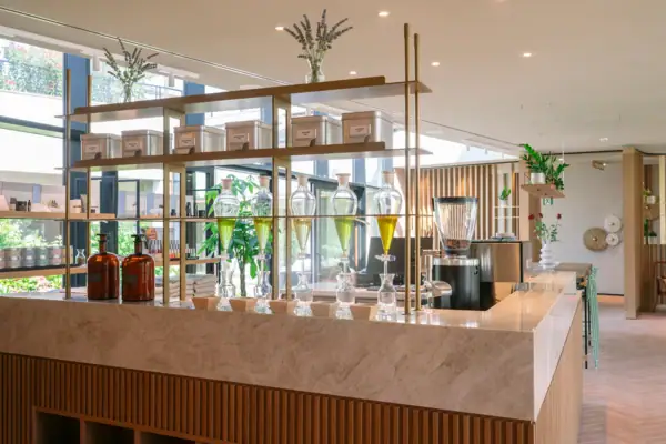 SPA Remedy Bar im A-ROSA Gardasee SPA Remedy Bar mit frischen Getränken und Zutaten im A-ROSA Gardasee.