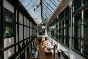 Restaurant Ein Raum mit Glasdach und Tageslichteinfall.