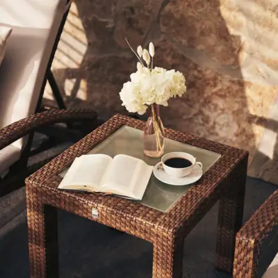 Kaffeetasse und Buch auf einem Tisch