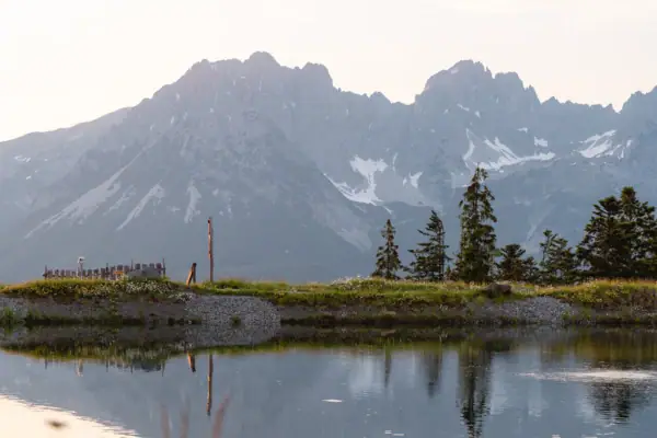 Ein See mit Bergen im Hintergrund.