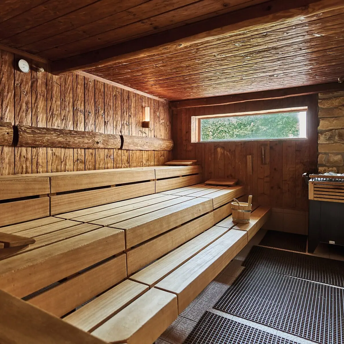 Blick in die Sauna Eine Sauna in Holzverkleidung mit kleinem Fenster