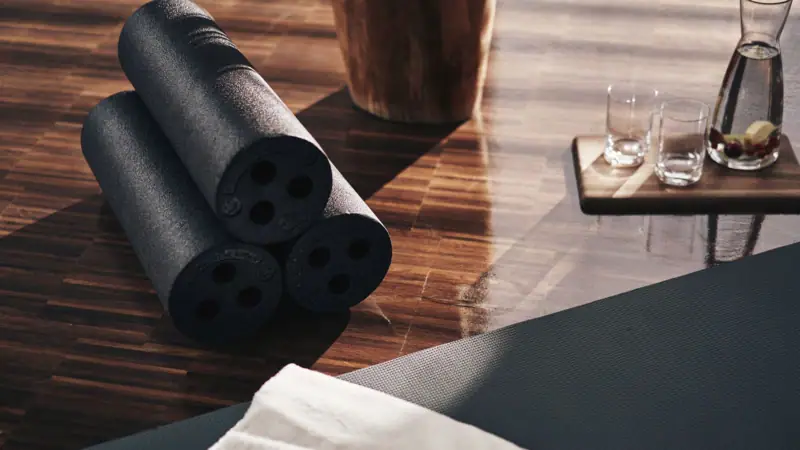 Yogamatten und Gläser auf einem Tisch