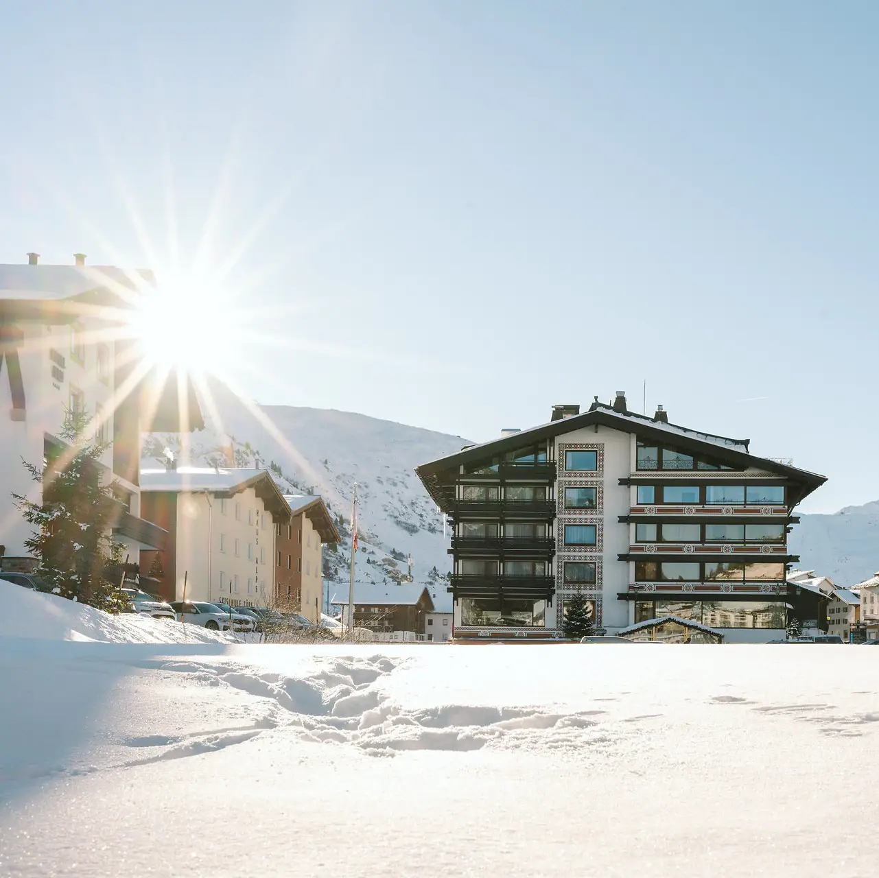 Thurnher's Alpenhof Schneebedeckter Boden mit Gebäuden und Bergen im Hintergrund.