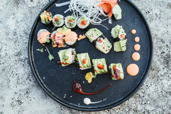 Sushi auf Sylt Ein Teller Sushi auf einer Steinoberfläche.