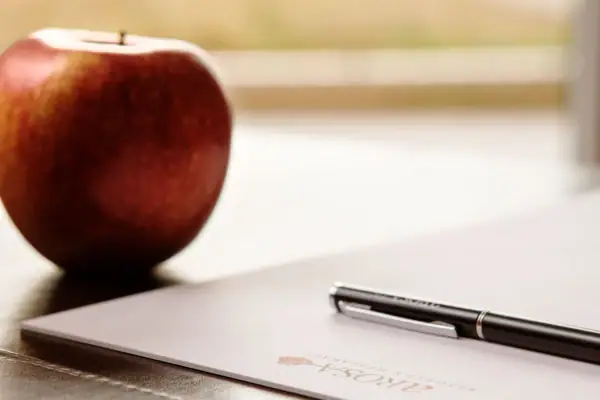 Tagung bei A-ROSA Ein Stift auf einem Blatt Papier neben einem Apfel.