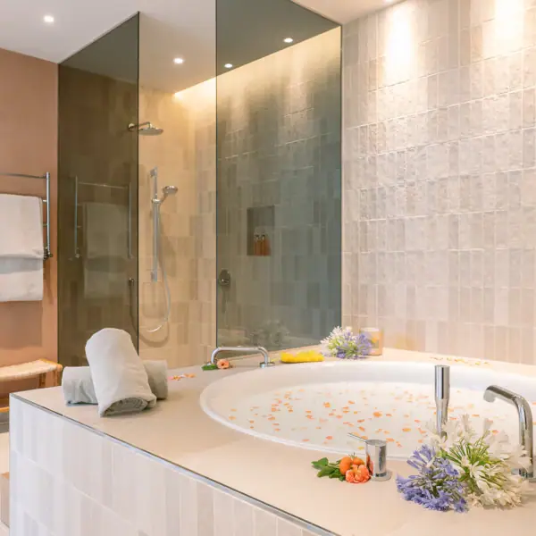 Große Badewanne mit Blumen darauf