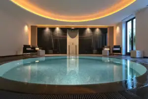 Innenpool Ein großer runder Innenpool mit Wasser.