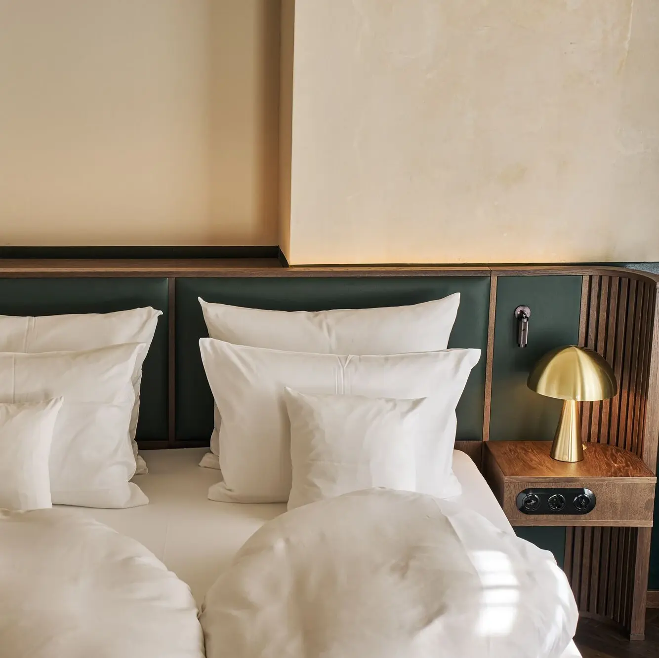 Schlafen wie eine Kaiserin Blick auf ein Doppelbett in einem historisch eingerichteten Zimmer