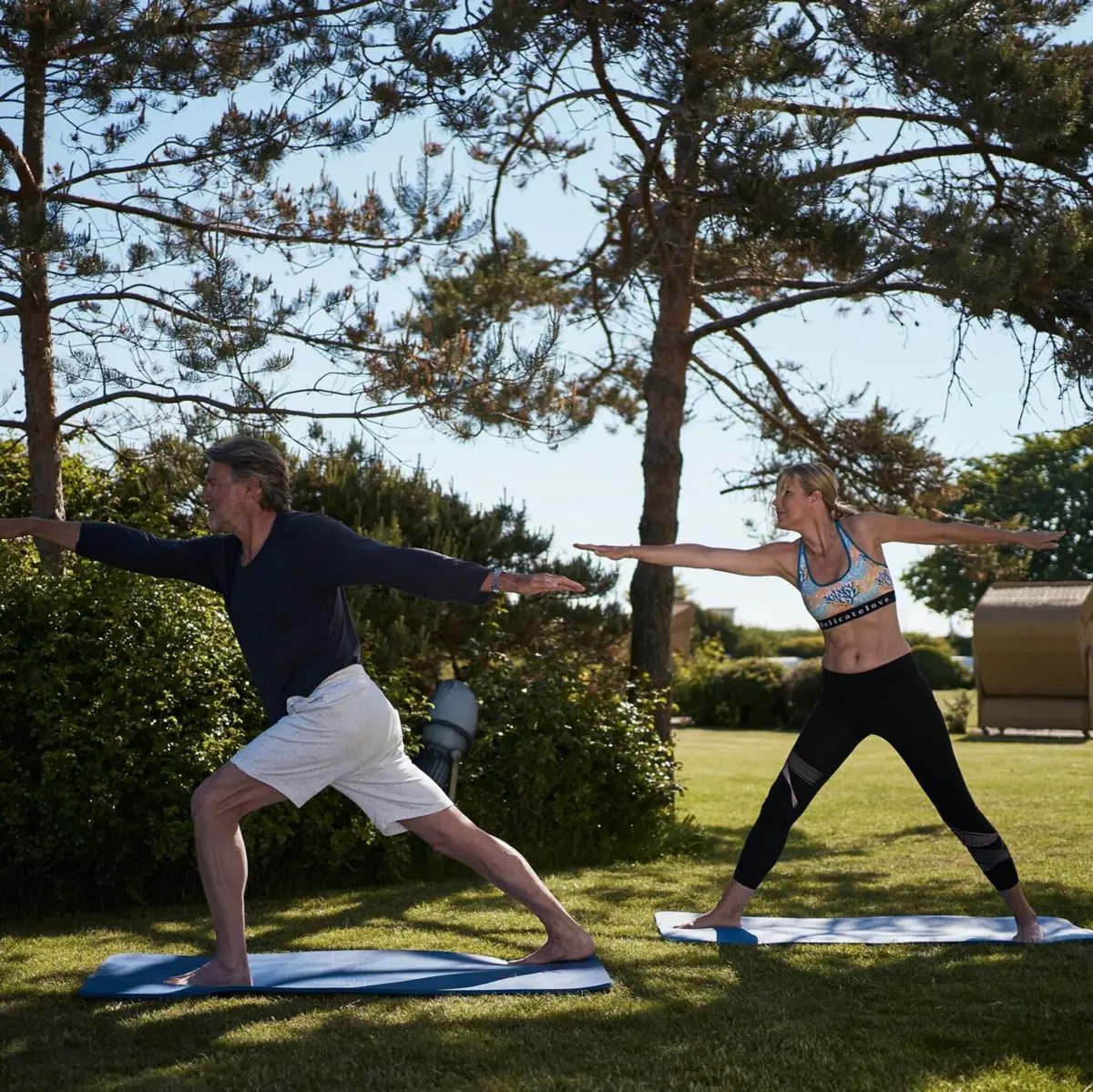 Gäste beim Yoga auf der Wiese im A-ROSA Ostseehotel Kühlungsborn mit Blick ins Grüne