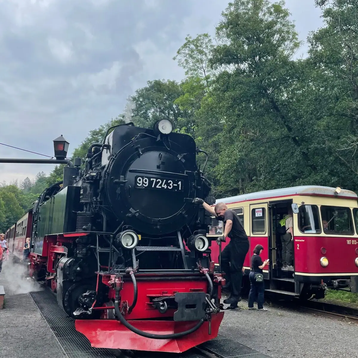 Ein Zug auf den Gleisen