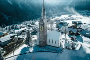Kleinwalsertal Kirche in einer verschneiten Stadt im Winter