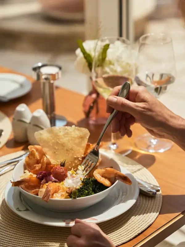 Eine Person isst aus einer Schüssel.