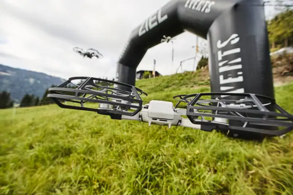 Drohne Eine Drohne fliegt über ein Feld.