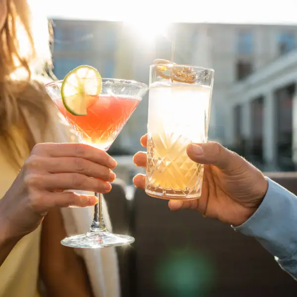 Ein Paar Hände hält Getränke.