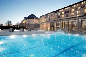 Außenpool Schwimmbecken im Freien vor einem Gebäude