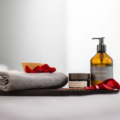 Anwendungen Handtuch und Flasche mit Flüssigkeit