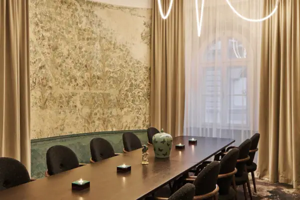 Ein Raum mit einem Tisch und Stühlen.