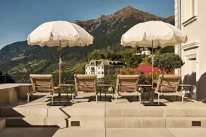 Liegen & Sonnenschirme Stühle und Sonnenschirme auf einer Terrasse