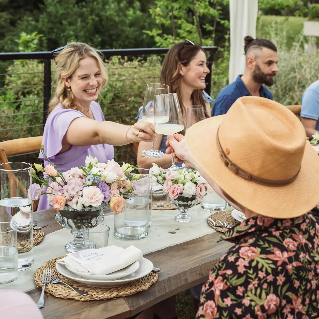 Feiern am Gardasee Eine Gruppe von Menschen sitzt an einem Tisch mit Weingläsern.