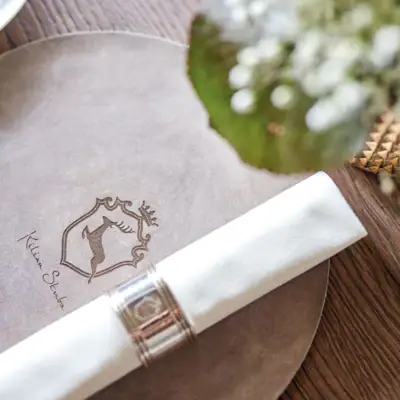 Serviette auf einem Platzdeckchen