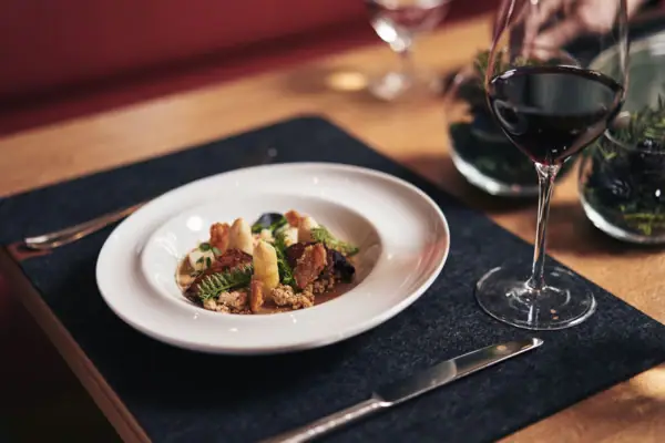 Ein Teller mit Essen und ein Glas Wein.