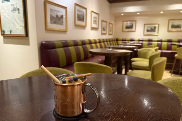 Apfel Zimt Mule Ein Becher mit einem Cocktail auf einem Tisch.