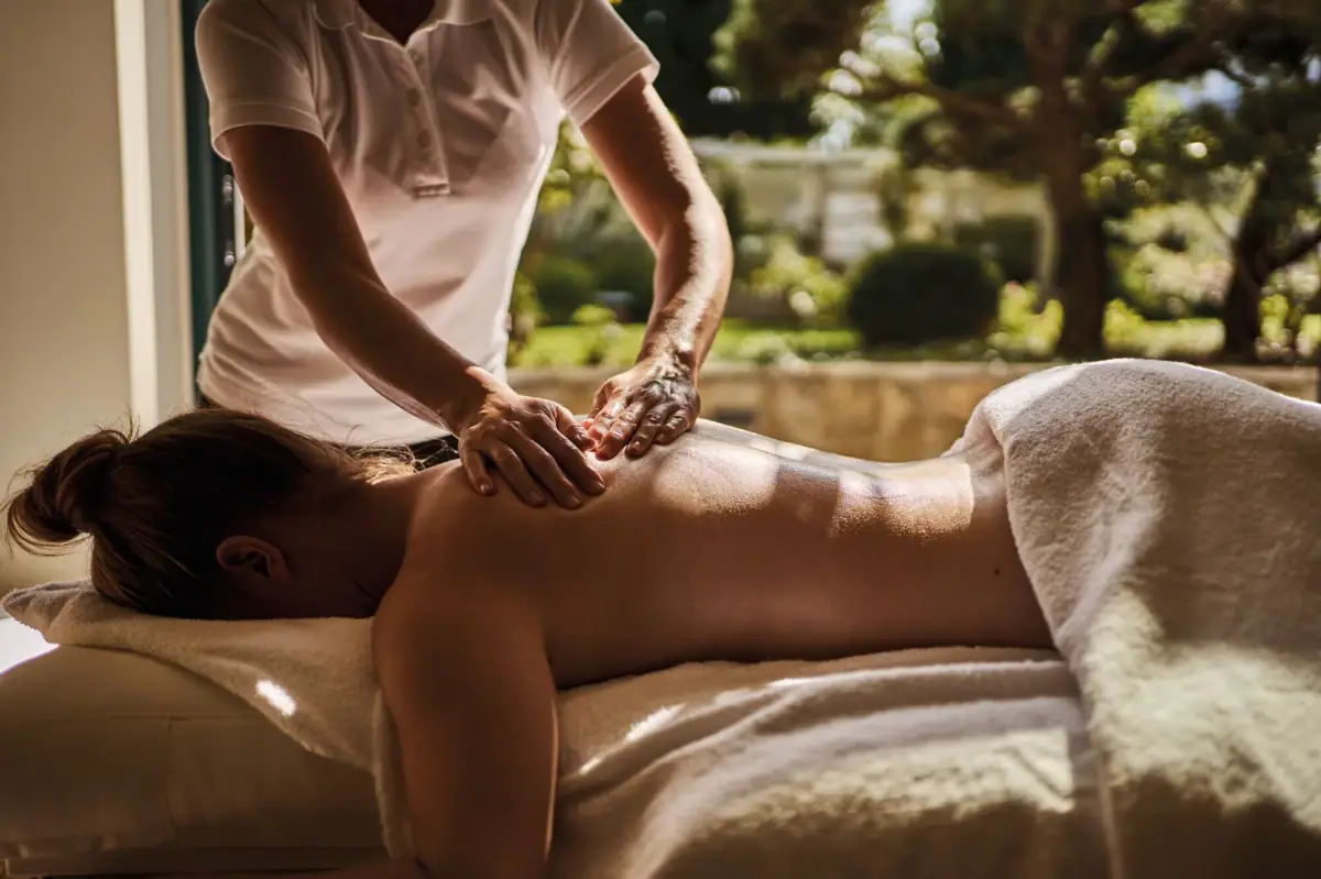 Eine Frau erhält eine Rückenmassage.