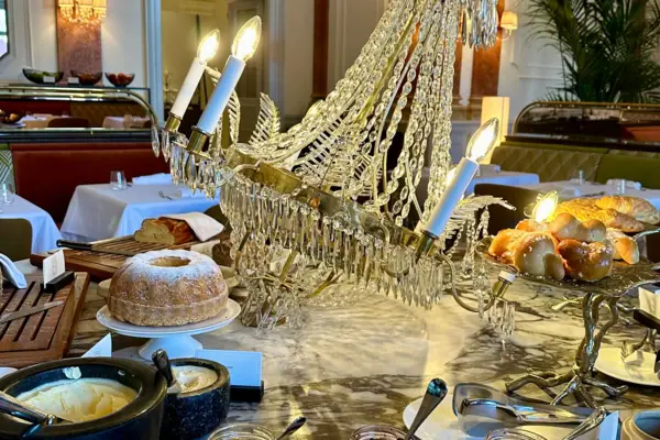 Restaurant Kristallleuchter mit Kerzen auf einem Tisch