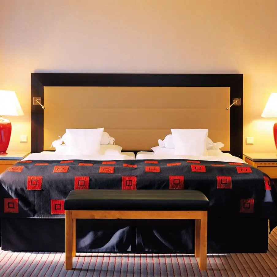 Bett mit schwarzer und roter Decke