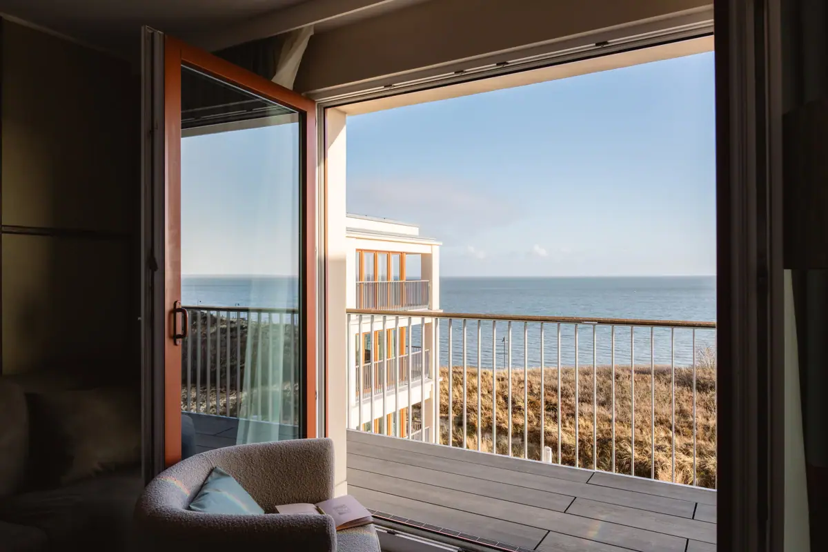 A-ROSA Sylt Meerblick Ein Zimmer mit Balkon und Blick auf den Ozean.