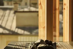 Saunaofen Ein Kamin mit Steinen darauf