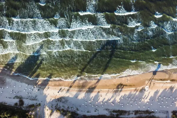 Strand mit Wellen, die an die Küste schlagen
