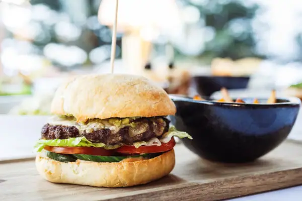 Ein Burger und eine Schüssel Pommes Frites.