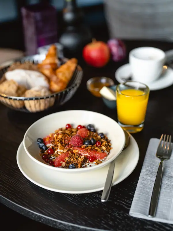 Schale mit Obst und Müsli auf einem Tisch