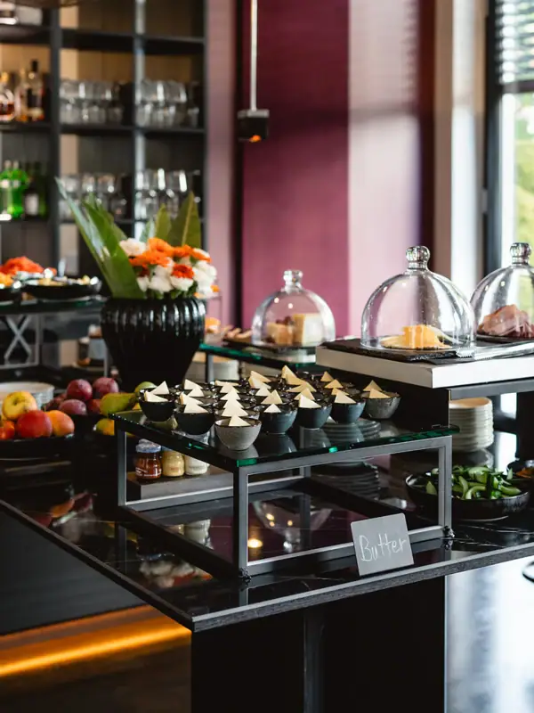 Ein Buffet-Tisch mit verschiedenen Speisen.