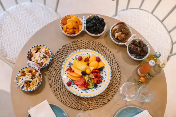 Kulinarische Verwöhnmomente Tisch gedeckt mit bunten Früchten und Snacks für eine entspannte Auszeit.