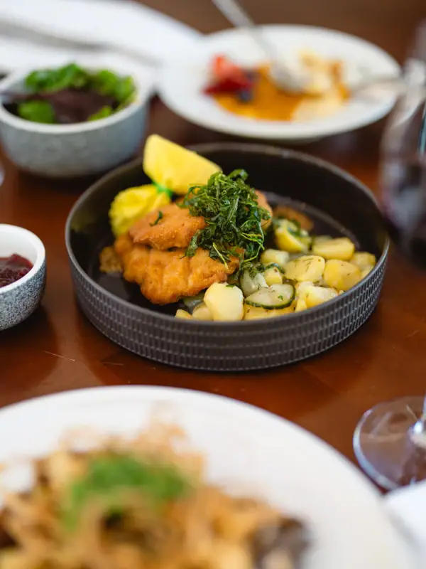 Gericht Ein Teller mit Pasta und Brokkoli auf einem Tisch.