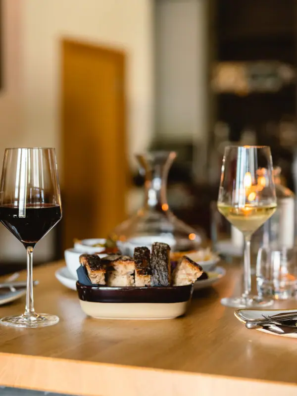 Ein Tisch mit Speisen und Weingläsern.