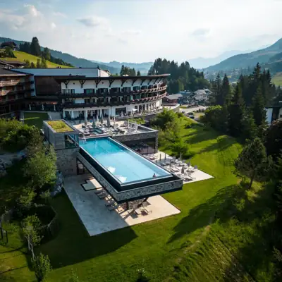Ein Hotel mitOutdoor Infinity Pool mit Blick auf Bäume, Berge und Himmel.