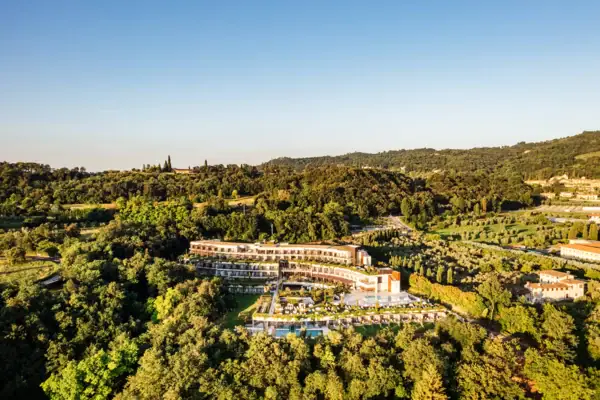 A-ROSA Hotel am Gardasee Ein Gebäude, umgeben von Bäumen.