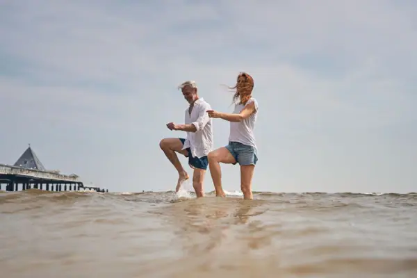 Ein Mann und eine Frau stehen im Wasser.