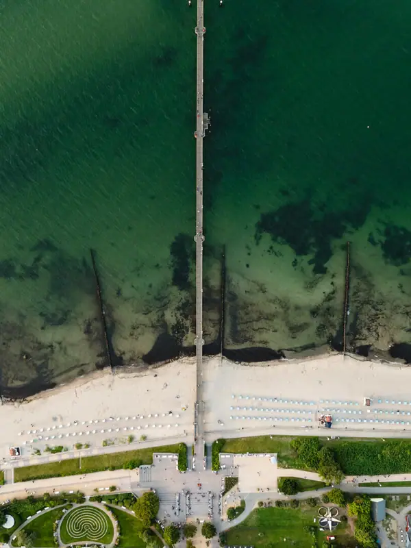 Langer Steg, der zu einem Gewässer führt.