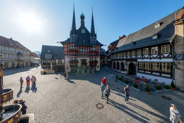 Marktplatz Wernigerode Eine Gruppe von Menschen geht in einem Innenhof spazieren.
