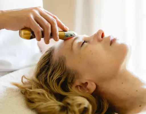 Eine Frau erhält eine Gesichtsmassage.
