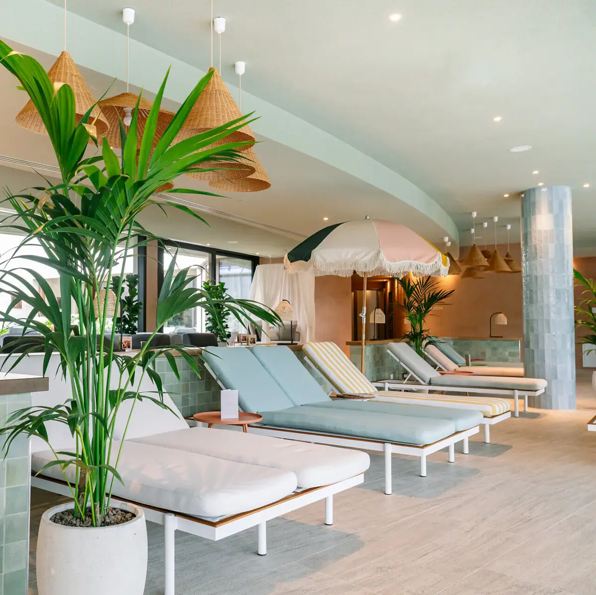 Lounge-Sessel im Wellnessbereich mit modernem Innendesign und Zimmerpflanzen.