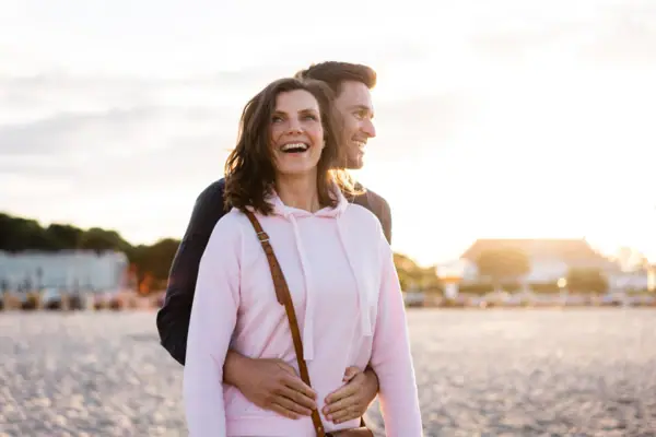 Paar am Strand Ein Mann und eine Frau stehen am Strand.