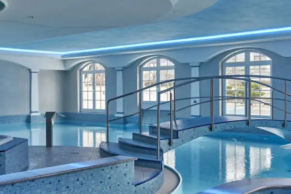 Schwimmbad mit geschwungenem Gehweg im Innenbereich