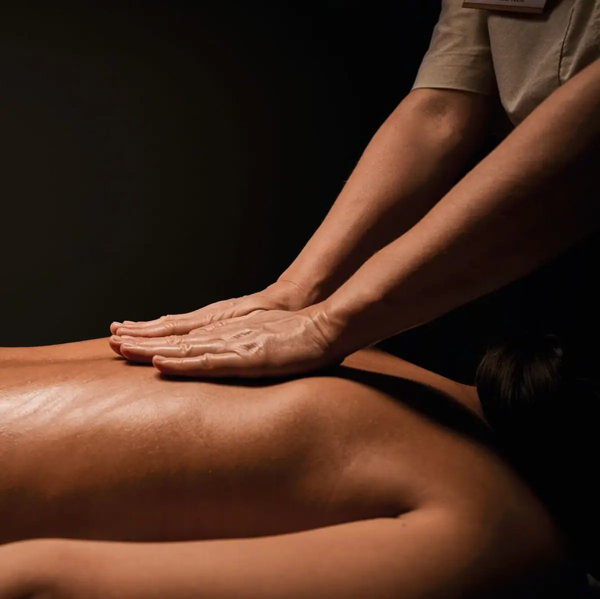 Eine Person erhält eine Massage.