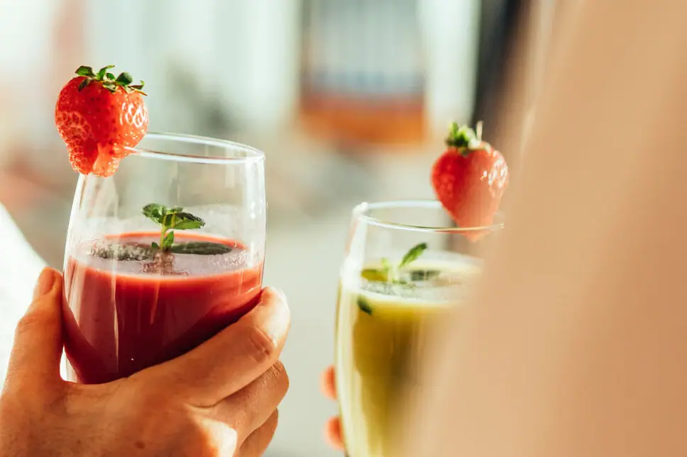 Smoothie Eine Frau im Bademantel hält Getränke.